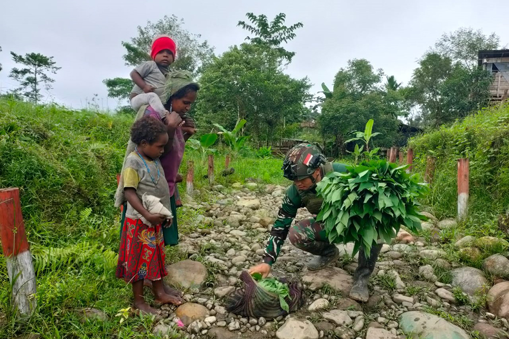 Prajurit Satgas Yonif 503 bahagiakan mama Papua. (BeritaNasional/HO/Elvis Sendouw)