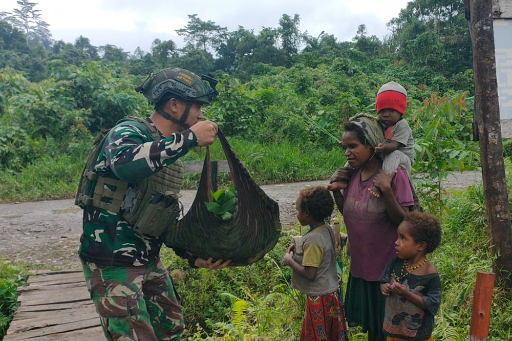 Prajurit Satgas Yonif 503 bahagiakan mama Papua. (BeritaNasional/HO/Elvis Sendouw)