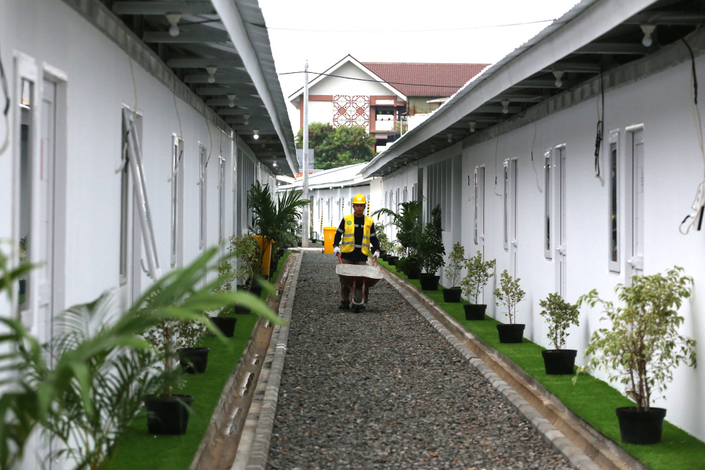 Pekerja beraktivitas di areal pembangunan hunian sementara (Huntara) di Jalan Kramat Raya, Senen, Jakarta, Selasa (5/5/2026). (Beritanasional.com/Oke Atmaja)