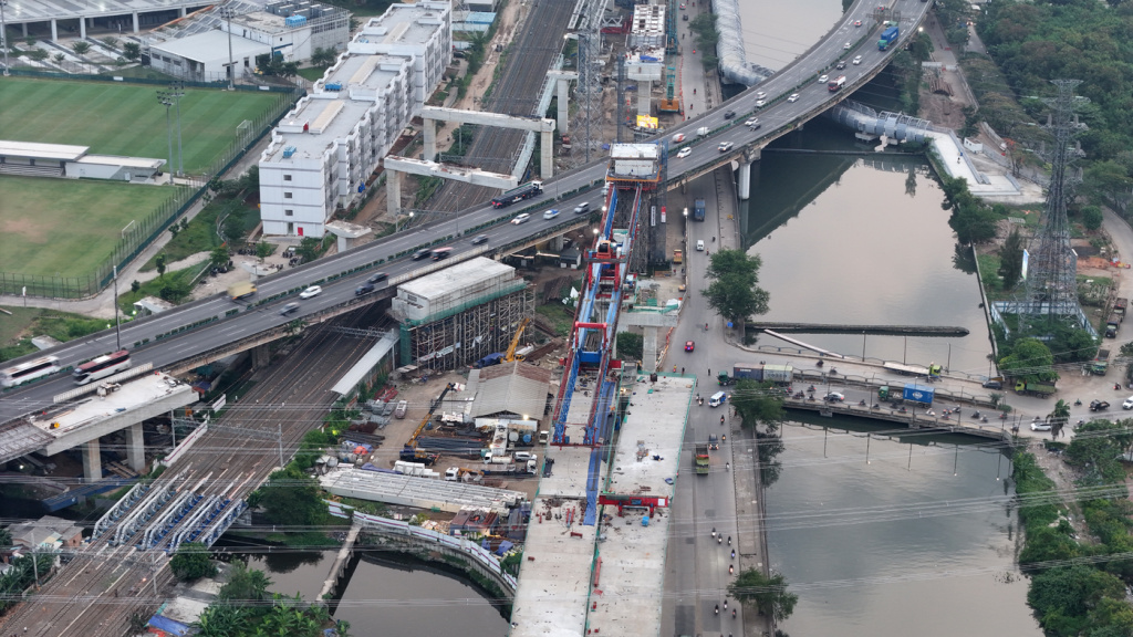 Progres Pembangunan Jalan Tol Layang Harbour Road (HBR) II Penghubung Ancol Timur-Pluit Suasana pembangunan Jalan Tol Harbour Road II yang menghubungkan Ancol Timur dan Pluit di kawasan Tanjung Priok, Jakarta Utara, Sabtu (11/10/2025). (Beritanasional.com/Oke Atmaja)