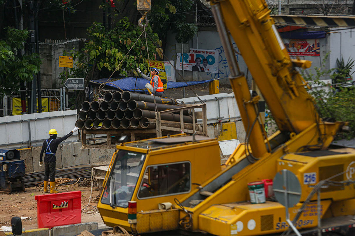 Aktivitas pekerja saat menyelesaikan pembangunan jalur kereta ringan atau 'light rail transit' (LRT) Jakarta Fase 1B Rute Velodrome-Manggarai di Jalan Pramuka Raya, Jakarta, Senin (4/11/2024). (BeritaNasional.com/Oke Atmaja)