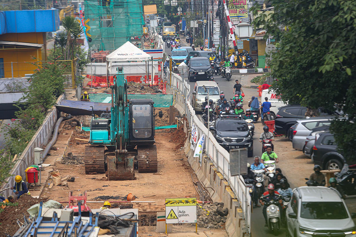 Aktivitas pekerja saat menyelesaikan pembangunan jalur kereta ringan atau 'light rail transit' (LRT) Jakarta Fase 1B Rute Velodrome-Manggarai di Jalan Pramuka Raya, Jakarta, Senin (4/11/2024). (BeritaNasional.com/Oke Atmaja)