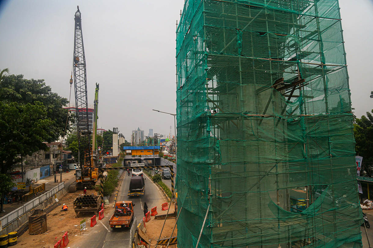 Aktivitas pekerja saat menyelesaikan pembangunan jalur kereta ringan atau 'light rail transit' (LRT) Jakarta Fase 1B Rute Velodrome-Manggarai di Jalan Pramuka Raya, Jakarta, Senin (4/11/2024). (BeritaNasional.com/Oke Atmaja)