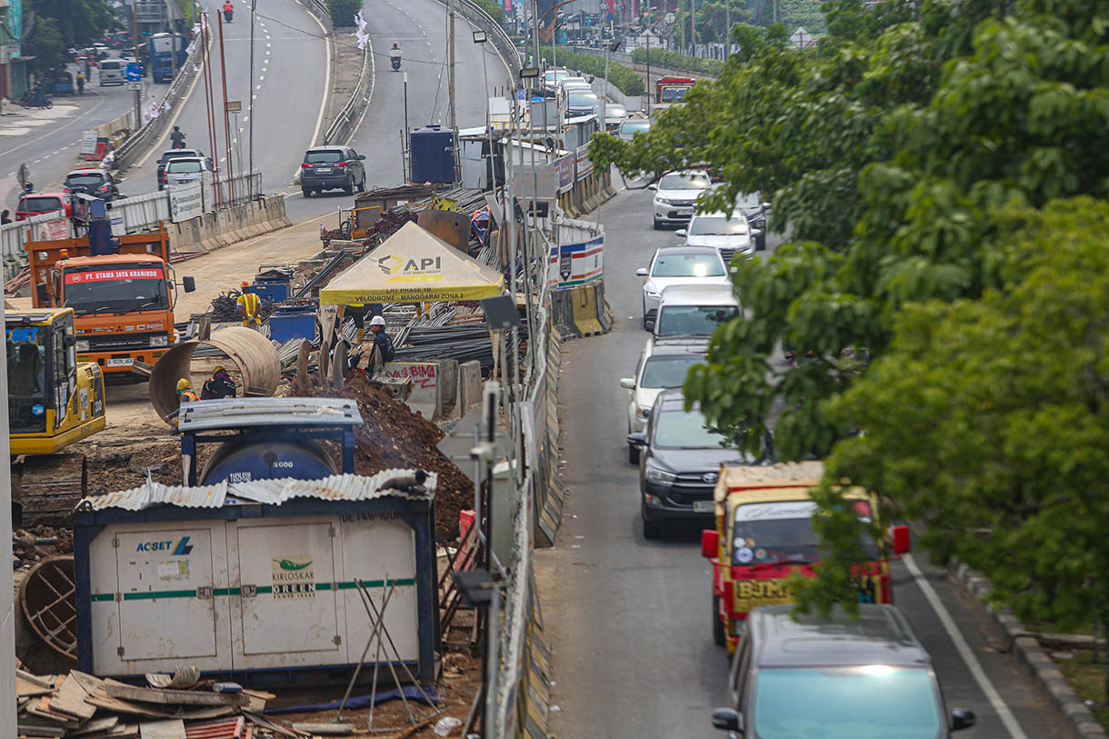 Aktivitas pekerja saat menyelesaikan pembangunan jalur kereta ringan atau 'light rail transit' (LRT) Jakarta Fase 1B Rute Velodrome-Manggarai di Jalan Pramuka Raya, Jakarta, Senin (4/11/2024). (BeritaNasional.com/Oke Atmaja)