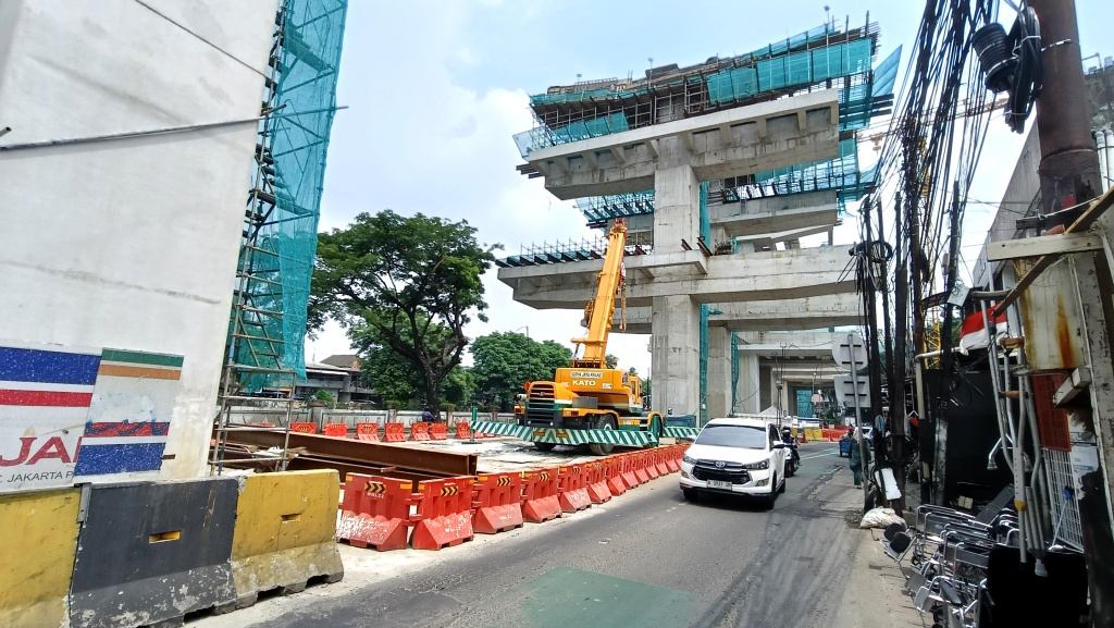 Suasana proyek pembangunan LRT Jakarta Fase 1B di kawasan Pasar Rumput, Jakarta, Kamis, (4/12/2025). (Beritanasional.com/Oke Atmaja)