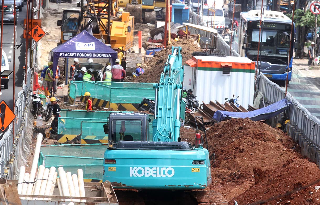 Pekerja menyelesaikan pembangunan stasiun kereta ringan atau Light Rail Transit (LRT) Jakarta fase 1B rute Velodrome-Manggarai di Menteng, Jakarta, Kamis(23/1/2025). (BeritaNasional.com/Oke Atmaja)