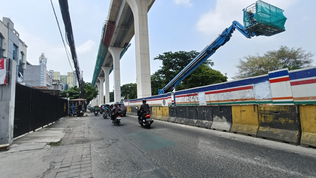 Suasana proyek pembangunan LRT Jakarta Fase 1B di kawasan Pasar Rumput, Jakarta, Kamis, (4/12/2025). (Beritanasional.com/Oke Atmaja)