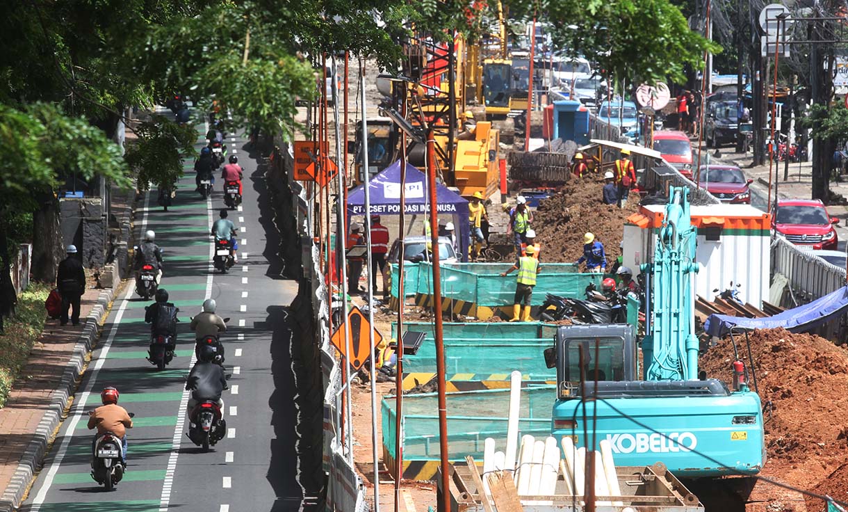 Pekerja menyelesaikan pembangunan stasiun kereta ringan atau Light Rail Transit (LRT) Jakarta fase 1B rute Velodrome-Manggarai di Menteng, Jakarta, Kamis(23/1/2025). (BeritaNasional.com/Oke Atmaja)