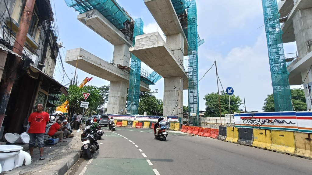 Suasana proyek pembangunan LRT Jakarta Fase 1B di kawasan Pasar Rumput, Jakarta, Kamis, (4/12/2025). (Beritanasional.com/Oke Atmaja)