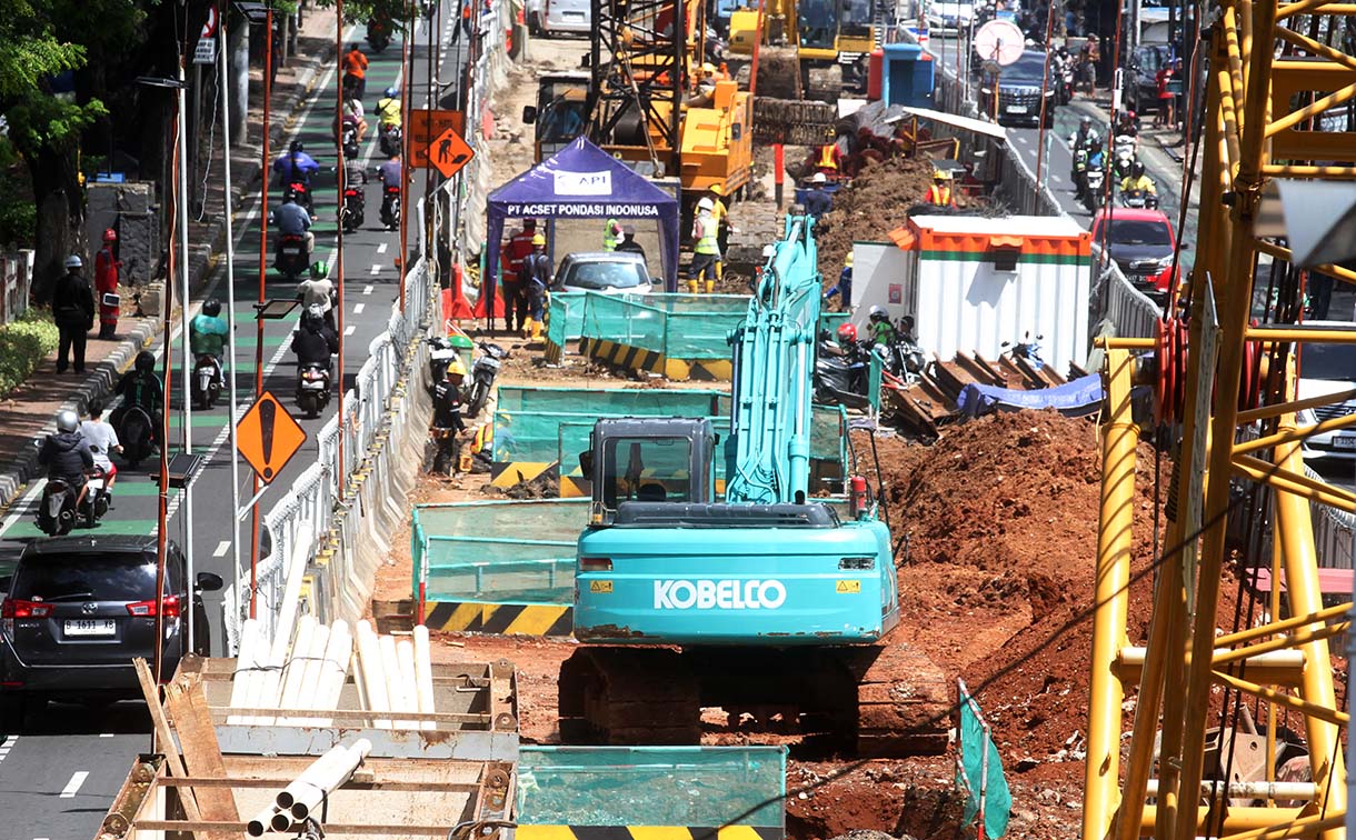 Pekerja menyelesaikan pembangunan stasiun kereta ringan atau Light Rail Transit (LRT) Jakarta fase 1B rute Velodrome-Manggarai di Menteng, Jakarta, Kamis(23/1/2025). (BeritaNasional.com/Oke Atmaja)