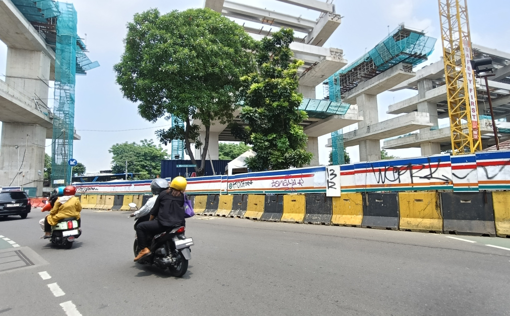 Suasana proyek pembangunan LRT Jakarta Fase 1B di kawasan Pasar Rumput, Jakarta, Kamis, (4/12/2025). (Beritanasional.com/Oke Atmaja)