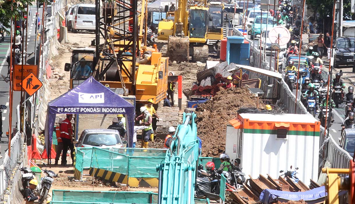 Pekerja menyelesaikan pembangunan stasiun kereta ringan atau Light Rail Transit (LRT) Jakarta fase 1B rute Velodrome-Manggarai di Menteng, Jakarta, Kamis(23/1/2025). (BeritaNasional.com/Oke Atmaja)