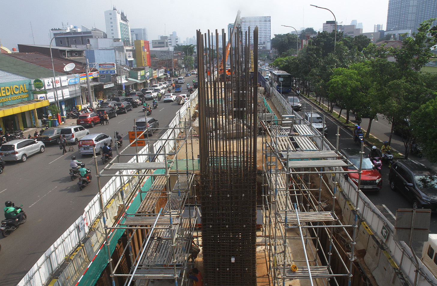 Pekerja saat menyelesaikan proyek LRT Jakarta Fase 1B Stasiun Velodrome-Manggarai, Jakarta, Selasa (21/5/2024). (BeritaNasional.Com/Oke Atmaja)