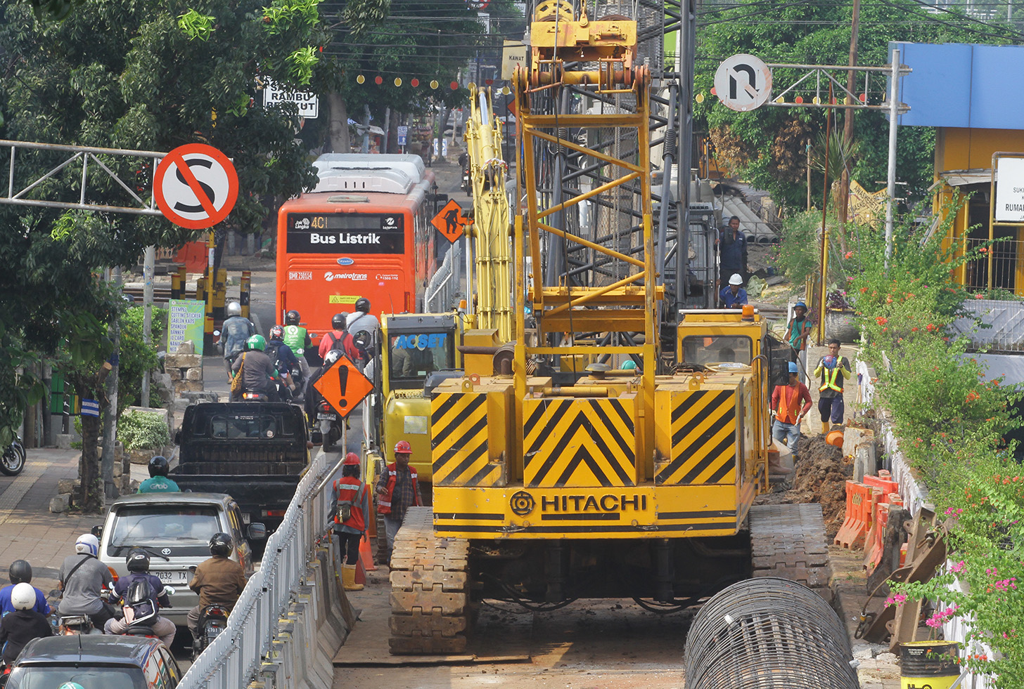 Pekerja saat menyelesaikan proyek LRT Jakarta Fase 1B Stasiun Velodrome-Manggarai, Jakarta, Selasa (21/5/2024). (BeritaNasional.Com/Oke Atmaja)