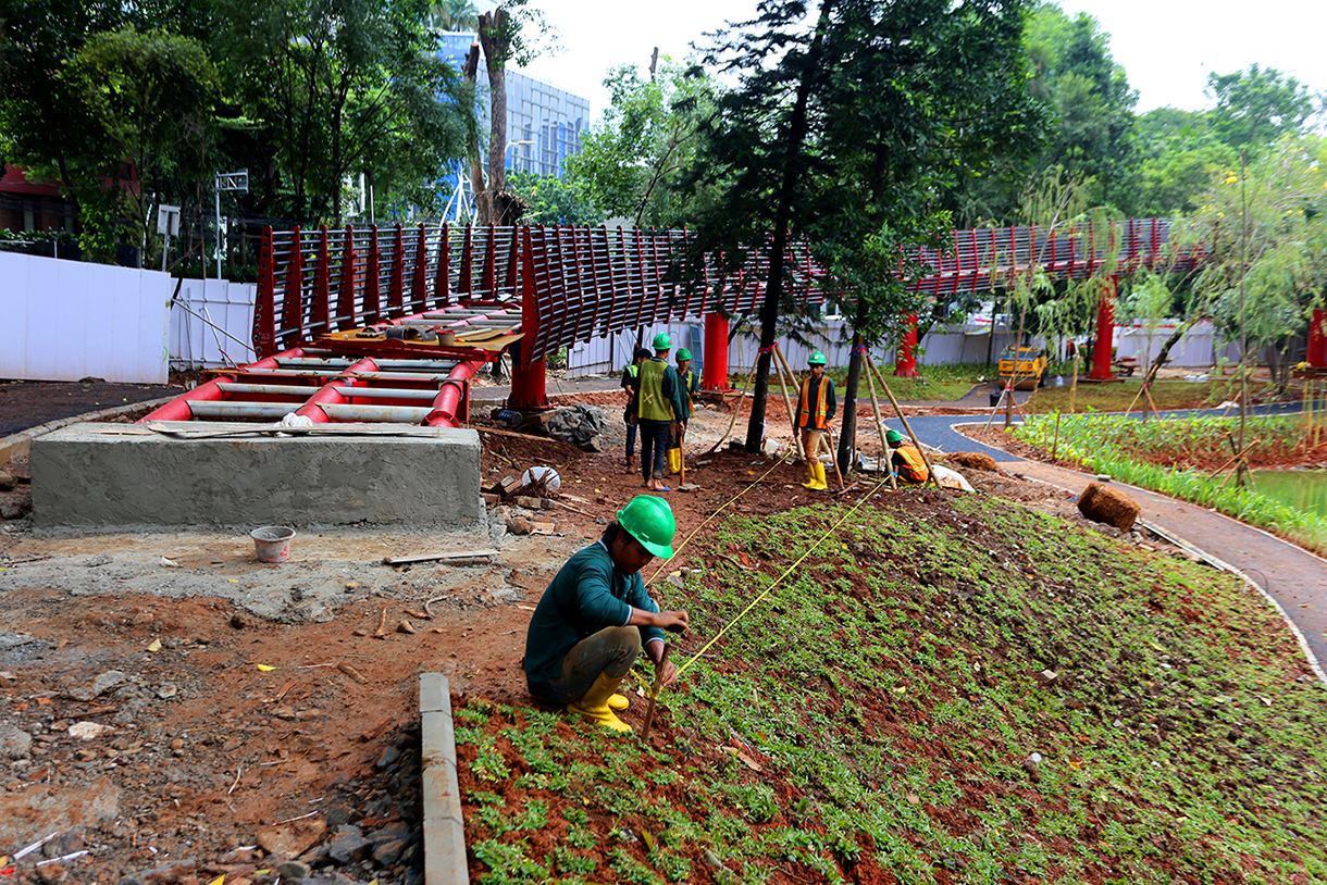 Progres pembangunan taman Bendera Pusaka yang merupakan kawasan tanpa asap rokok (Beritanasional.com/Oke Atmaja)