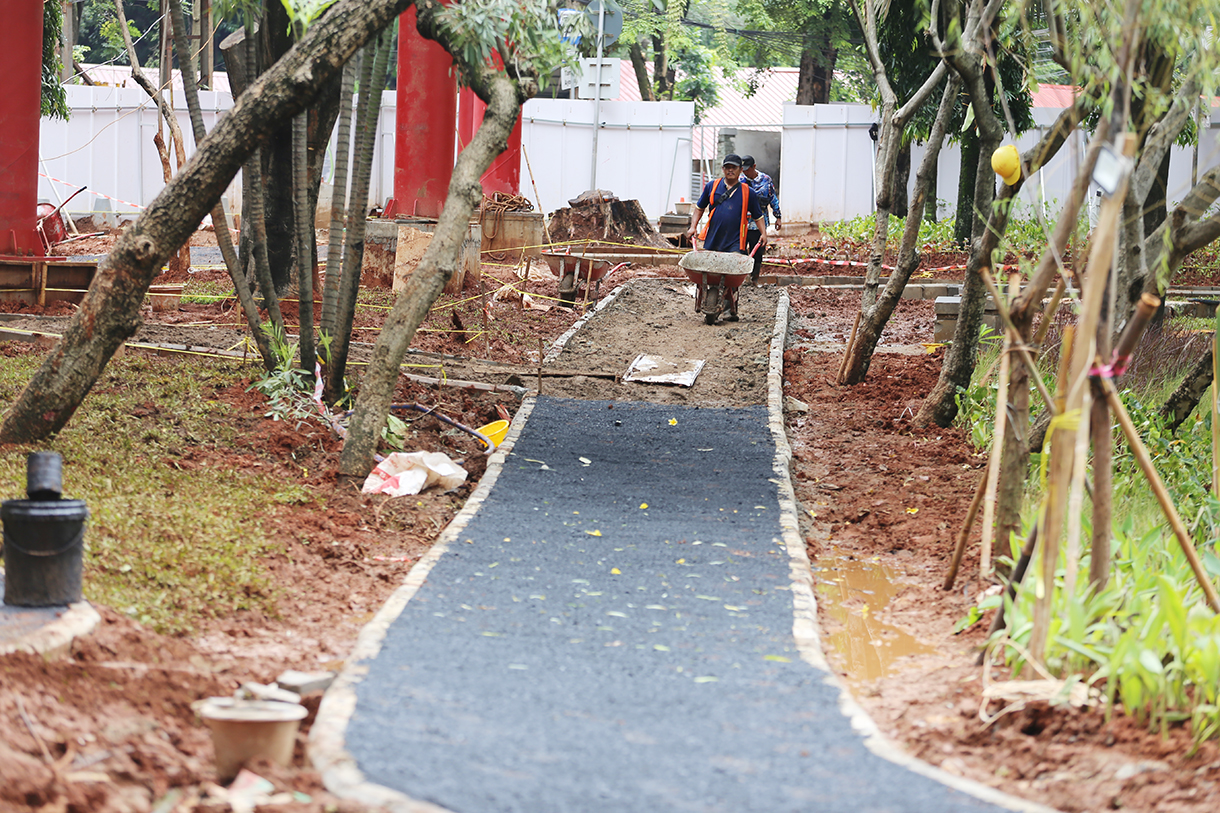 Pekerja membersihkan area proyek revitalisasi Taman Bendera Pusaka di Kebayoran Baru, Jakarta, Selasa(6/1/2026). (Beritanasional.com/Oke Atmaja)