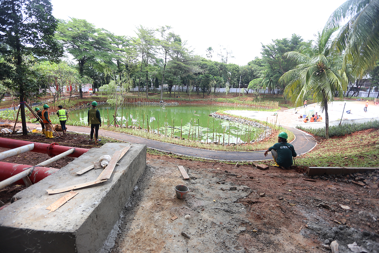 Pekerja membersihkan area proyek revitalisasi Taman Bendera Pusaka di Kebayoran Baru, Jakarta, Selasa(6/1/2026). (Beritanasional.com/Oke Atmaja)