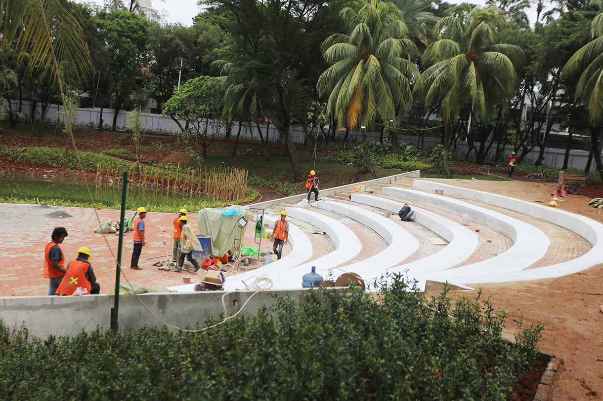 Pekerja membersihkan area proyek revitalisasi Taman Bendera Pusaka di Kebayoran Baru, Jakarta, Selasa(6/1/2026). (Beritanasional.com/Oke Atmaja)