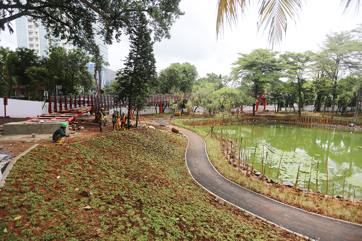 Pekerja membersihkan area proyek revitalisasi Taman Bendera Pusaka di Kebayoran Baru, Jakarta, Selasa(6/1/2026). (Beritanasional.com/Oke Atmaja)