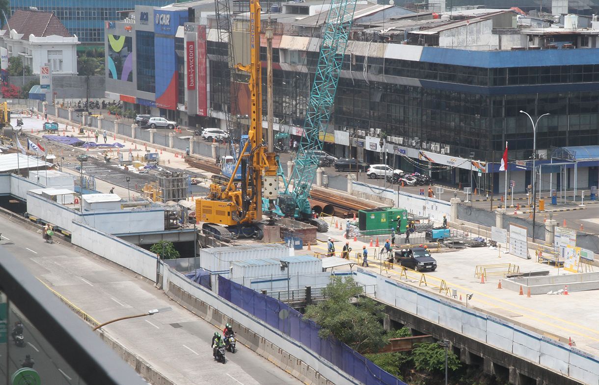 Pekerja menyelesaikan pembangunan jalur MRT Jakarta fase 2A CP 203 di Kawasan Kota, Glodok, Jakarta, Rabu (18/9/2024). (BeritaNasional.com/ Oke Atmaja)