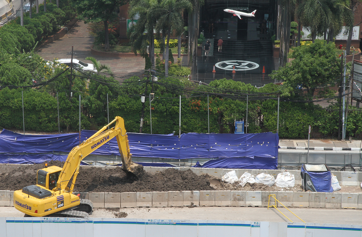 Pekerja menyelesaikan pembangunan jalur MRT Jakarta fase 2A CP 203 di Kawasan Kota, Glodok, Jakarta, Rabu (18/9/2024). (BeritaNasional.com/ Oke Atmaja)