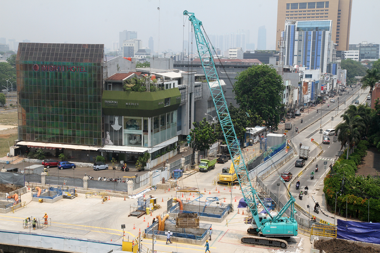 Pekerja menyelesaikan pembangunan jalur MRT Jakarta fase 2A CP 203 di Kawasan Kota, Glodok, Jakarta, Rabu (18/9/2024). (BeritaNasional.com/ Oke Atmaja)