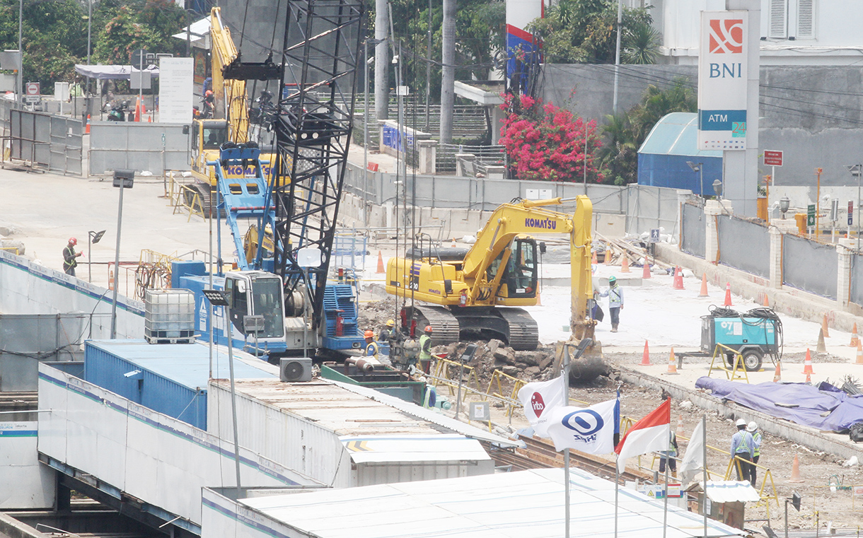 Pekerja menyelesaikan pembangunan jalur MRT Jakarta fase 2A CP 203 di Kawasan Kota, Glodok, Jakarta, Rabu (18/9/2024). (BeritaNasional.com/ Oke Atmaja)