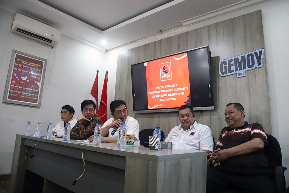 DPP Projo sampaikan informasi melalui keteranga kepada wartawan terkait Ketum Projo Budi Arie Setiadi tidak terlibat praktik judi daring atau judi online. (BeritaNasional/Elvis Sendouw)ang