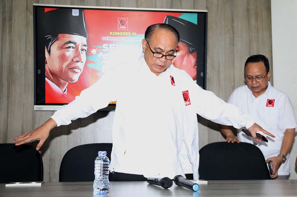 Ketua Umum PROJO Budi Arie Setiadi (tengah) bersama Sekretaris Jenderal PROJO Handoko (kiri) dan Ketua OKK Fredy Eko Prasetyo T. (kanan) berfoto Bersama usi memberikan keterangan pers terkait pelaksanaan Kongres III PROJO di Kantor DPP PROJO, Jakarta, Rabu (29/10/2025).  (Beritanasional.com/Oke Atmaja)