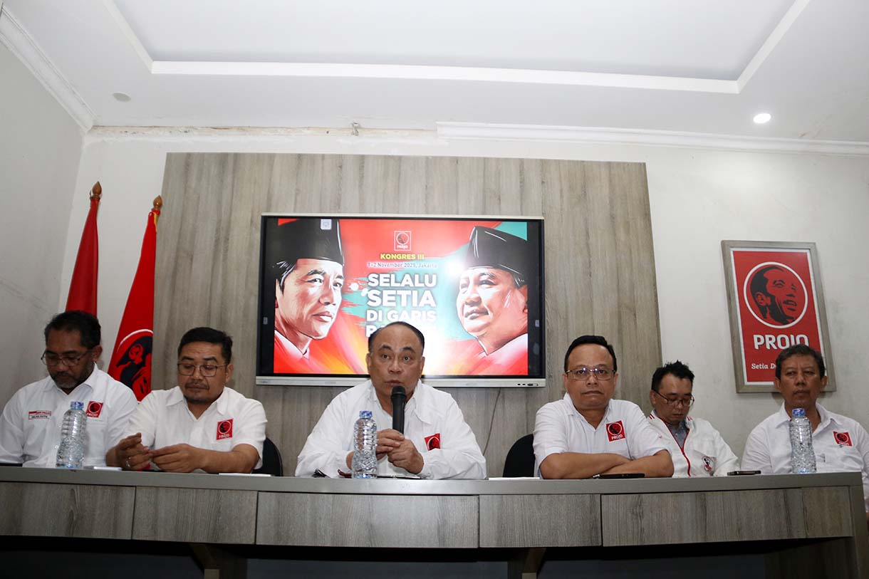 Ketua Umum PROJO Budi Arie Setiadi (tengah) bersama Sekretaris Jenderal PROJO Handoko (kiri) dan Ketua OKK Fredy Eko Prasetyo T. (kanan) berfoto Bersama usi memberikan keterangan pers terkait pelaksanaan Kongres III PROJO di Kantor DPP PROJO, Jakarta, Rabu (29/10/2025).  (Beritanasional.com/Oke Atmaja)