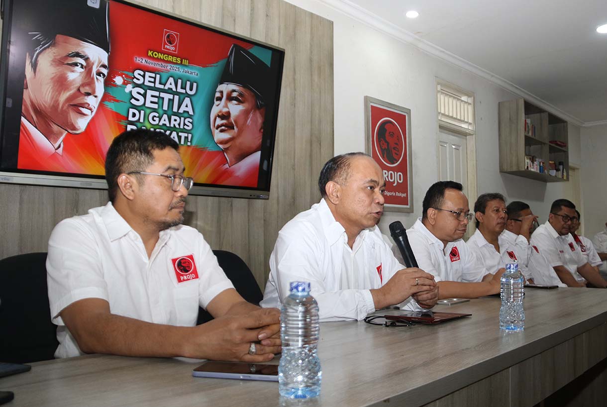 Ketua Umum PROJO Budi Arie Setiadi (tengah) bersama Sekretaris Jenderal PROJO Handoko (kiri) dan Ketua OKK Fredy Eko Prasetyo T. (kanan) berfoto Bersama usi memberikan keterangan pers terkait pelaksanaan Kongres III PROJO di Kantor DPP PROJO, Jakarta, Rabu (29/10/2025).  (Beritanasional.com/Oke Atmaja)