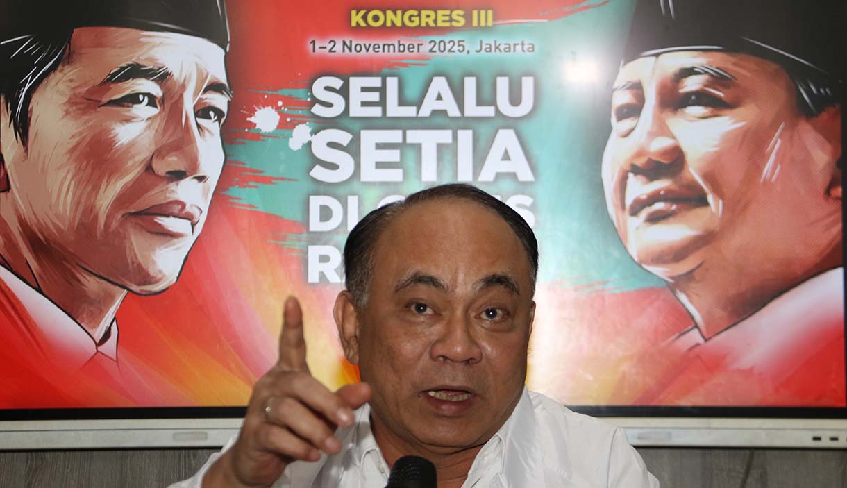 Ketua Umum PROJO Budi Arie Setiadi (tengah) bersama Sekretaris Jenderal PROJO Handoko (kiri) dan Ketua OKK Fredy Eko Prasetyo T. (kanan) berfoto Bersama usi memberikan keterangan pers terkait pelaksanaan Kongres III PROJO di Kantor DPP PROJO, Jakarta, Rabu (29/10/2025).  (Beritanasional.com/Oke Atmaja)