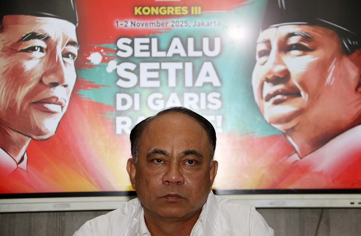 Ketua Umum PROJO Budi Arie Setiadi (tengah) bersama Sekretaris Jenderal PROJO Handoko (kiri) dan Ketua OKK Fredy Eko Prasetyo T. (kanan) berfoto Bersama usi memberikan keterangan pers terkait pelaksanaan Kongres III PROJO di Kantor DPP PROJO, Jakarta, Rabu (29/10/2025).  (Beritanasional.com/Oke Atmaja)