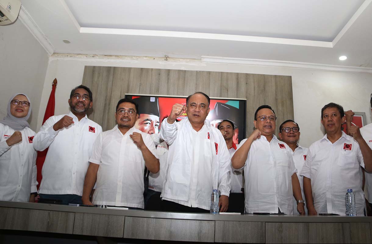 Ketua Umum PROJO Budi Arie Setiadi (tengah) bersama Sekretaris Jenderal PROJO Handoko (kiri) dan Ketua OKK Fredy Eko Prasetyo T. (kanan) berfoto Bersama usi memberikan keterangan pers terkait pelaksanaan Kongres III PROJO di Kantor DPP PROJO, Jakarta, Rabu (29/10/2025).  (Beritanasional.com/Oke Atmaja)