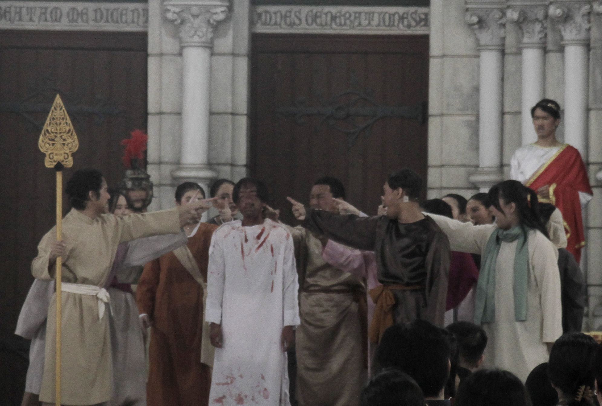 Umat Katolik menampilkan prosesi Tablo Kisah Sengsara Yesus Kristus saat Hari Jumat Agung di Gereja Katedral, Jakarta, Jumat (29/3/2024).(Indonesiaglobe/Oke Atmaja)