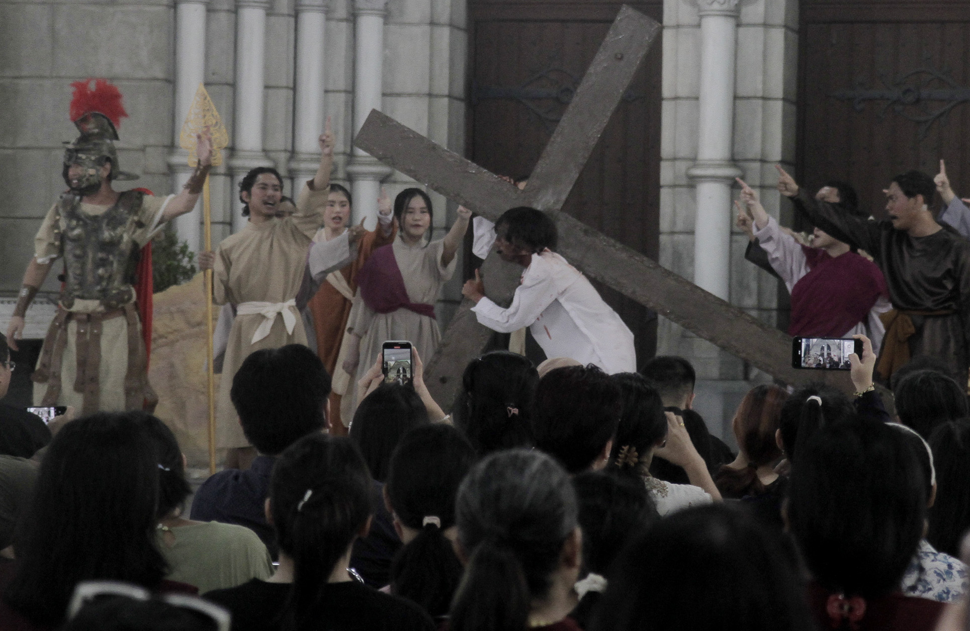 Umat Katolik menampilkan prosesi Tablo Kisah Sengsara Yesus Kristus saat Hari Jumat Agung di Gereja Katedral, Jakarta, Jumat (29/3/2024).(Indonesiaglobe/Oke Atmaja)