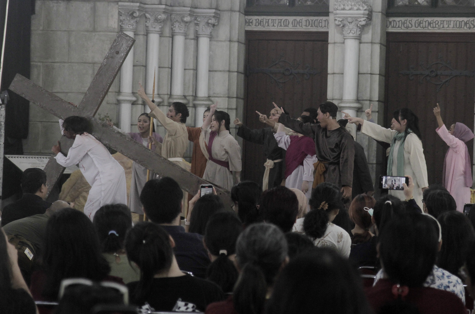 Umat Katolik menampilkan prosesi Tablo Kisah Sengsara Yesus Kristus saat Hari Jumat Agung di Gereja Katedral, Jakarta, Jumat (29/3/2024).(Indonesiaglobe/Oke Atmaja)