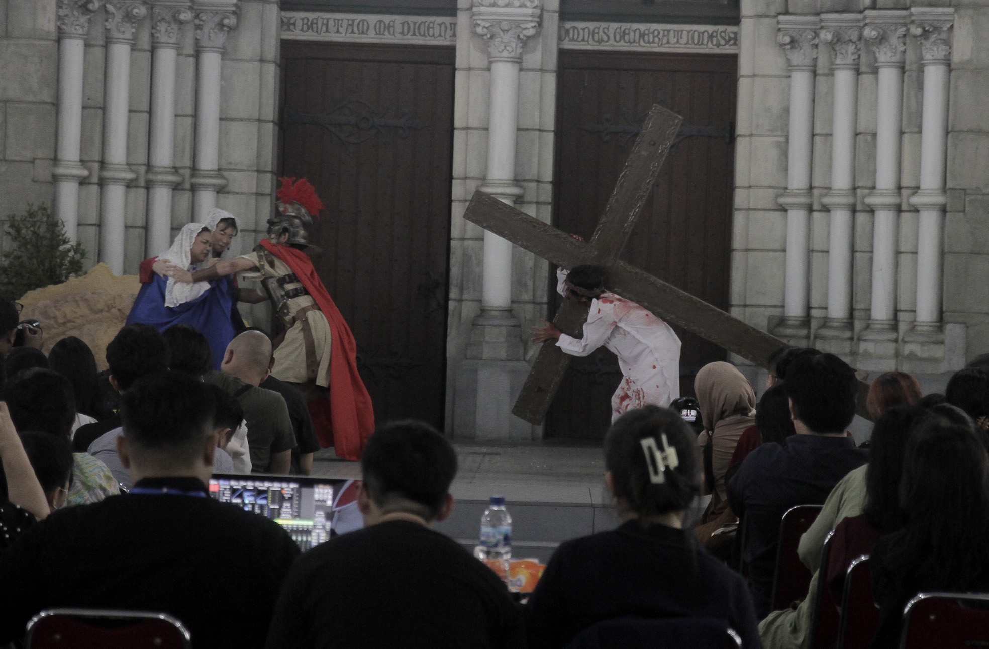 Umat Katolik menampilkan prosesi Tablo Kisah Sengsara Yesus Kristus saat Hari Jumat Agung di Gereja Katedral, Jakarta, Jumat (29/3/2024).(Indonesiaglobe/Oke Atmaja)