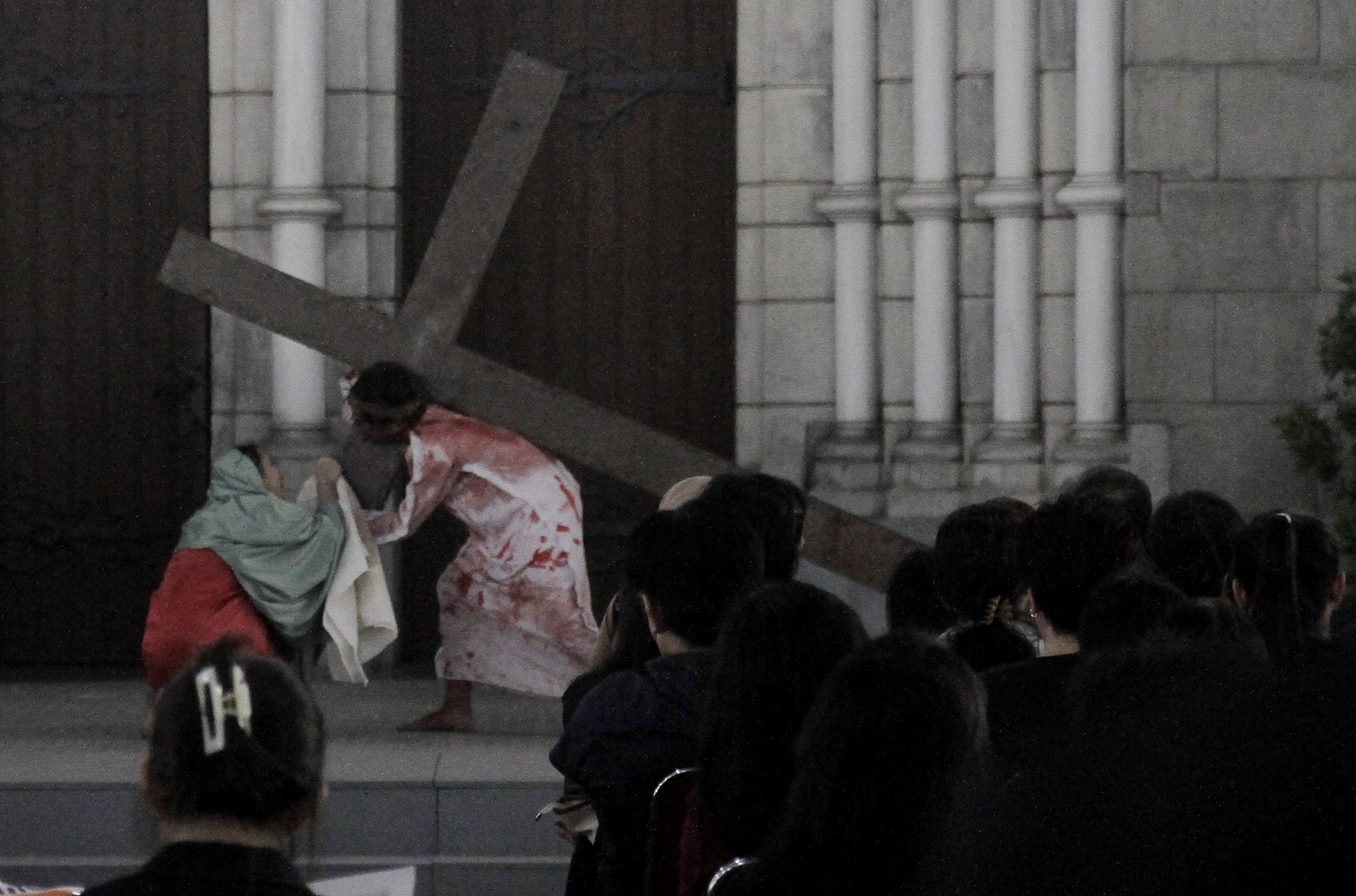 Umat Katolik menampilkan prosesi Tablo Kisah Sengsara Yesus Kristus saat Hari Jumat Agung di Gereja Katedral, Jakarta, Jumat (29/3/2024).(Indonesiaglobe/Oke Atmaja)