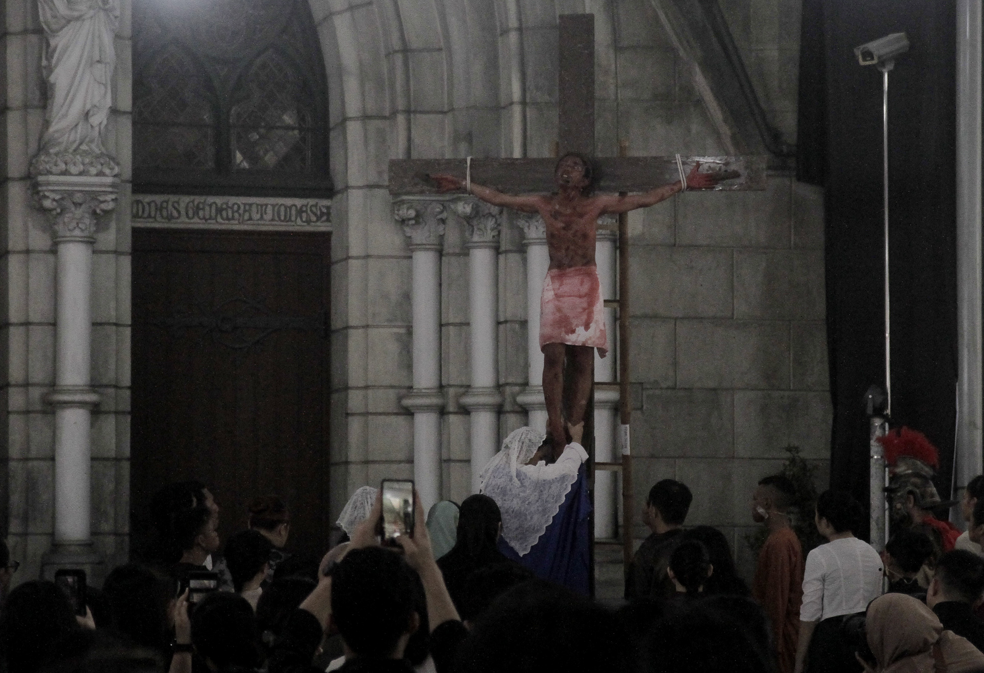 Umat Katolik menampilkan prosesi Tablo Kisah Sengsara Yesus Kristus saat Hari Jumat Agung di Gereja Katedral, Jakarta, Jumat (29/3/2024).(Indonesiaglobe/Oke Atmaja)