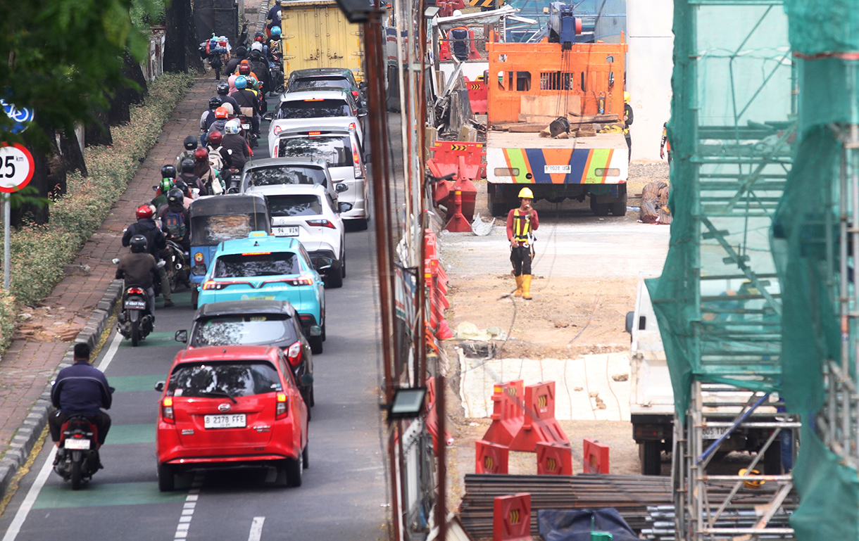 Aktivitas pekerja proyek pembangunan kereta layang Light Rail Transit (LRT) fase 1B rute Manggarai-Velodrome di Jakarta, Rabu(15/7/2025).  (Beritanasional.com/Oke Atmaja)