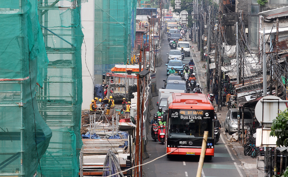 Aktivitas pekerja proyek pembangunan kereta layang Light Rail Transit (LRT) fase 1B rute Manggarai-Velodrome di Jakarta, Rabu(15/7/2025).  (Beritanasional.com/Oke Atmaja)