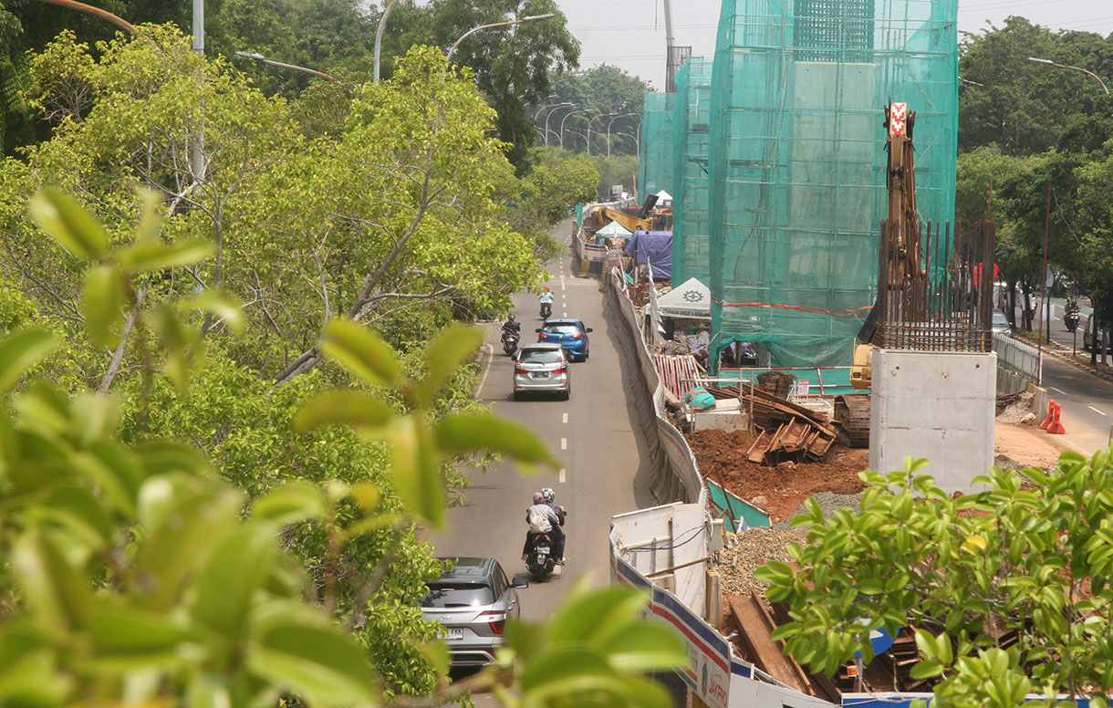 Sejumlah pekerja menyelesaikan pembangunan jalur kereta ringan atau Light Rail Transit (LRT) Jakarta fase 1 B rute Velodrome-Manggarai di Rawamangun, Jakarta, Kamis(14/11/2024). (BeritaNasional.com/Oke Atmaja)