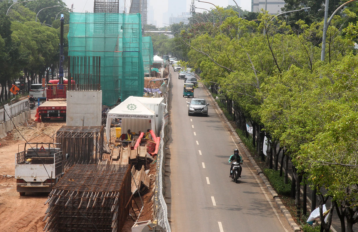 Sejumlah pekerja menyelesaikan pembangunan jalur kereta ringan atau Light Rail Transit (LRT) Jakarta fase 1 B rute Velodrome-Manggarai di Rawamangun, Jakarta, Kamis(14/11/2024). (BeritaNasional.com/Oke Atmaja)