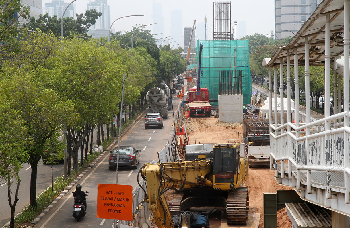 Sejumlah pekerja menyelesaikan pembangunan jalur kereta ringan atau Light Rail Transit (LRT) Jakarta fase 1 B rute Velodrome-Manggarai di Rawamangun, Jakarta, Kamis(14/11/2024). (BeritaNasional.com/Oke Atmaja)