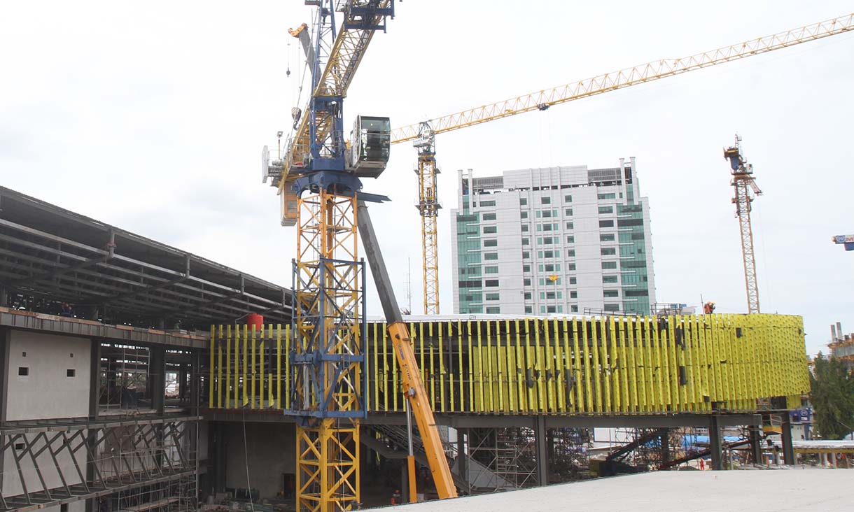 Pekerja mengerjakan proyek pengembangan Stasiun Tanah Abang di Jakarta, Kamis (16/1/2025).(BeritaNasional.com/Oke Atmaja)