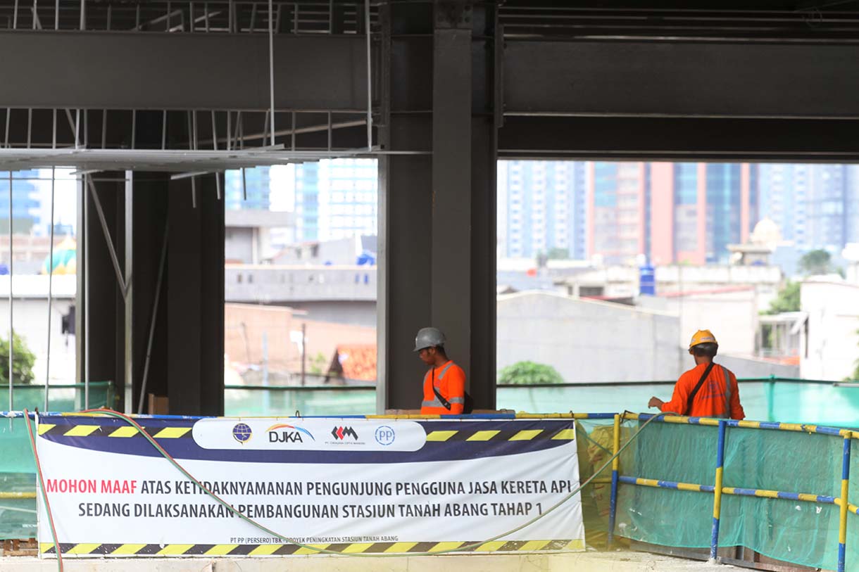 Pekerja mengerjakan proyek pengembangan Stasiun Tanah Abang di Jakarta, Kamis (16/1/2025).(BeritaNasional.com/Oke Atmaja)