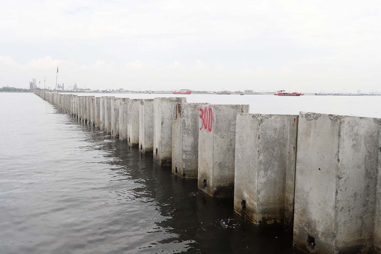 Nelayan berada di atas proyek tanggul beton di perairan Cilincing, Jakarta, Minggu(14/9/2025).  (Beritanasional.com/Oke Atmaja)