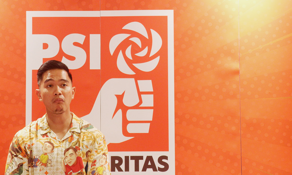 Ketua Umum Partai Solidaritas Indonesia (PSI) Kaesang Pangarep (kiri) didampingi Sekjen PSI Raja Juli Antoni (kanan) menyerahkan surat rekomendasi untuk Pilkada 2024 kepada bakal calon Gubernur Jambi Romi Haryanto (tengah) di Kantor DPP PSI, Jakarta, Kamis (25/7/2024).  (BeritaNasional.com/Oke Atmaja)