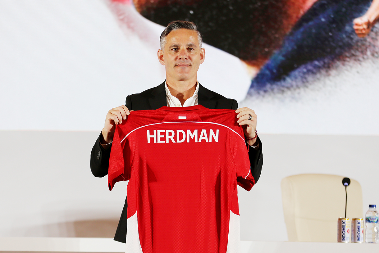 Pelatih Timnas Indonesia John Herdman menunjukkan jersey Timnas pada acara perkenalan pelatih baru Timnas Indonesia di Jakarta, Selasa (13/1/2026). (Beritanasional.com/Oke Atmaja)
